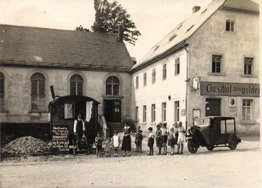 Marionettentheaterfamilie Kressig vor Gasthof